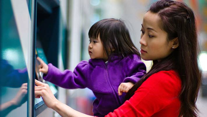 A mother and her daughter are using the ATM; image used for HSBC Singapore Express Banking