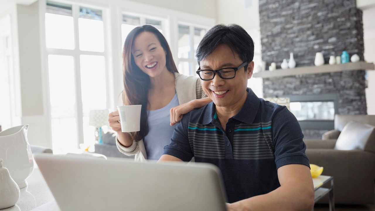 一对夫妇正在使用平板电脑；图片使用于汇丰新加坡房屋净值抵押贷款页面
