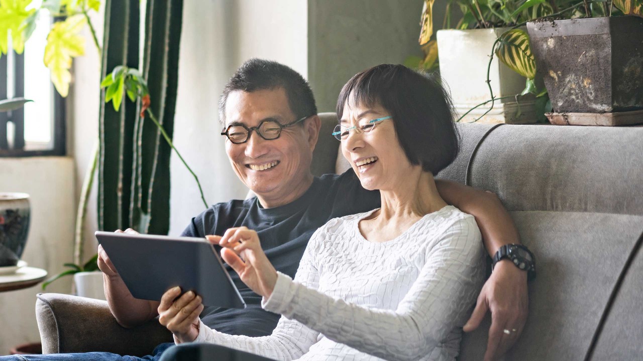 一对年长夫妻正在使用平板电脑；图片使用于介绍“汇丰新加坡退休规划”