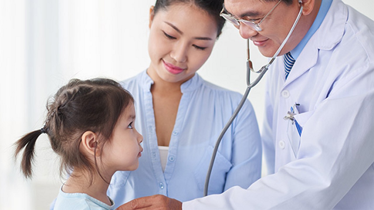  A kid visits doctor with her mother; image used for HSBC Singapore Health Insurance.