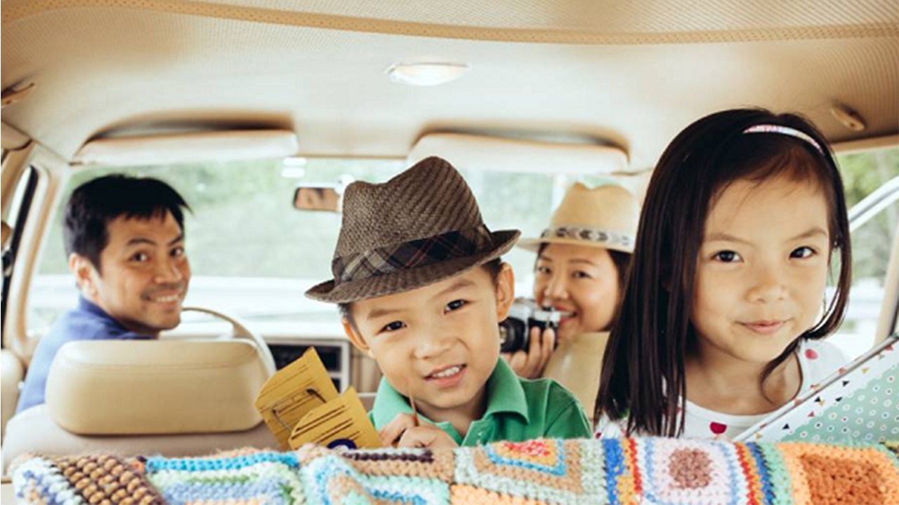 一家人乘车旅行；图片使用于介绍“汇丰惬意相宜寿险计划”人寿保险产品。