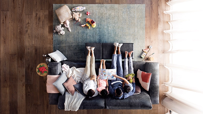 坐在沙发上的一家人；图片使用于汇丰Premier Mastercard信用卡。