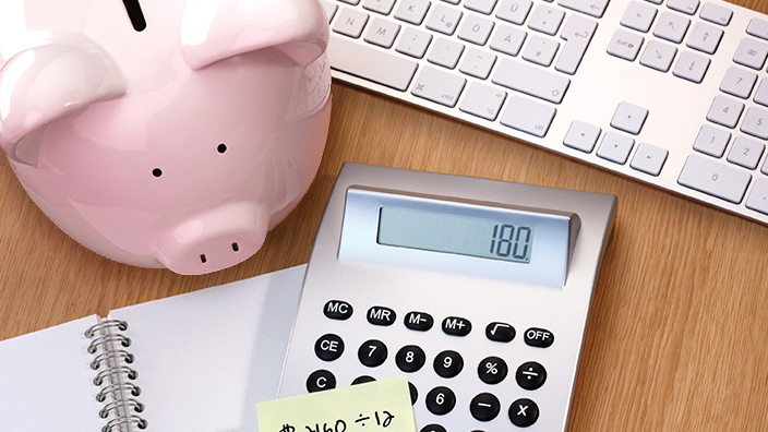 A piggy bank and a calculator; image used for HSBC Singapore Spend Instalment