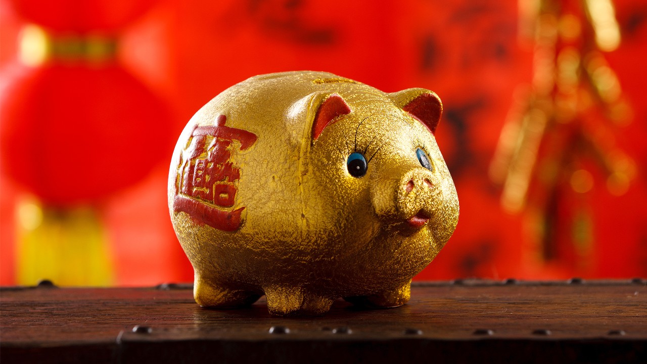 金色的储钱罐；图片使用于汇丰新加坡趁着农历新年送上一份储蓄观念文章。