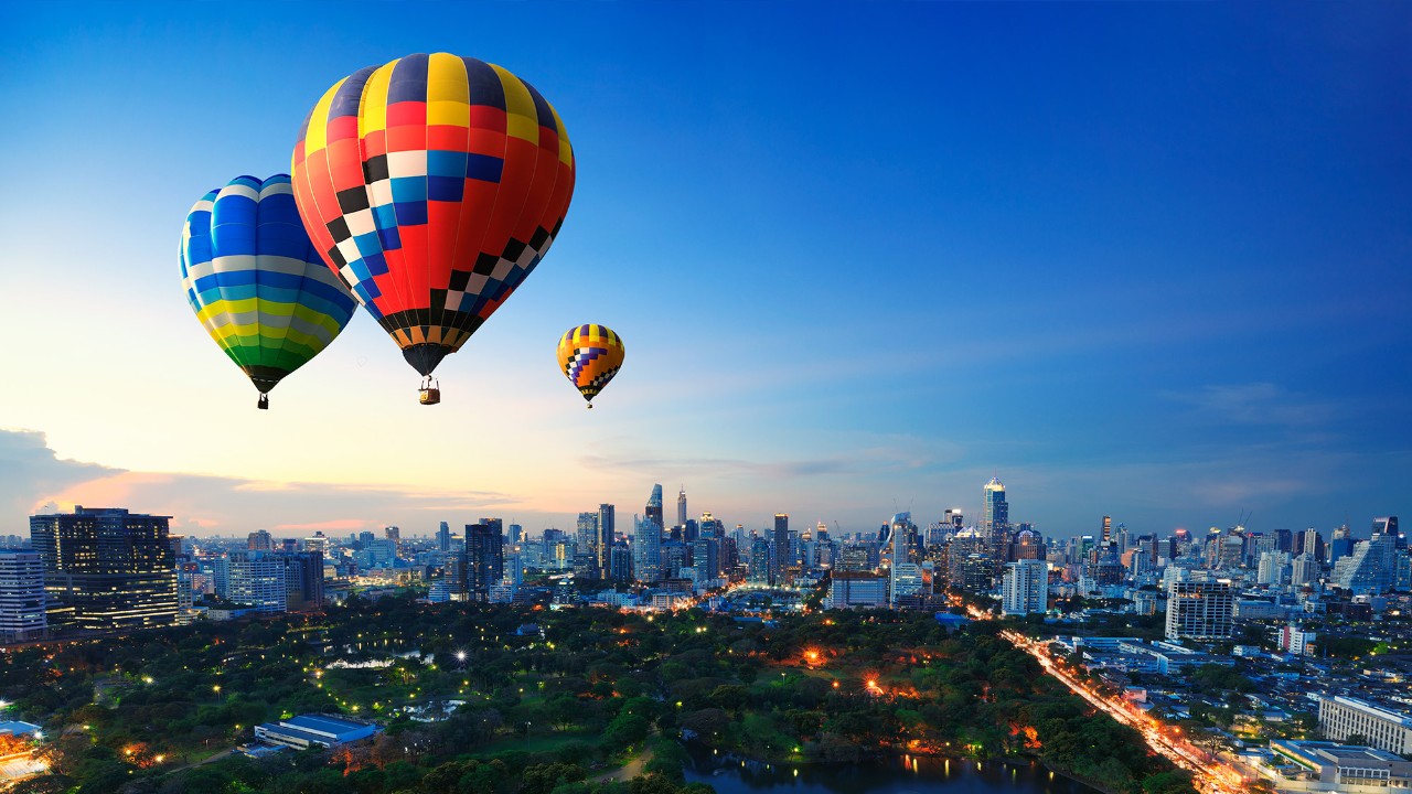 热气球在城市上空，图片使用于汇丰新加坡外汇环球账户查阅和环球转账页面。