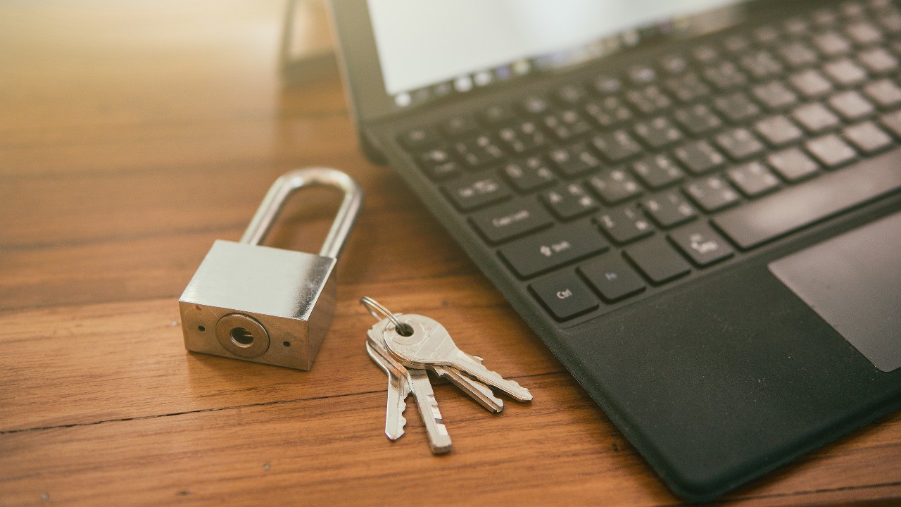 钥匙和锁与笔记本电脑；图片使用于汇丰新加坡安全办理银行业务概览文章。