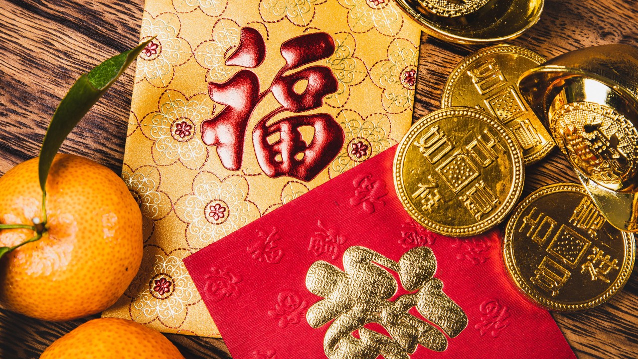 农历新年红包和金币；图片使用于农历新年的注意事项页面。