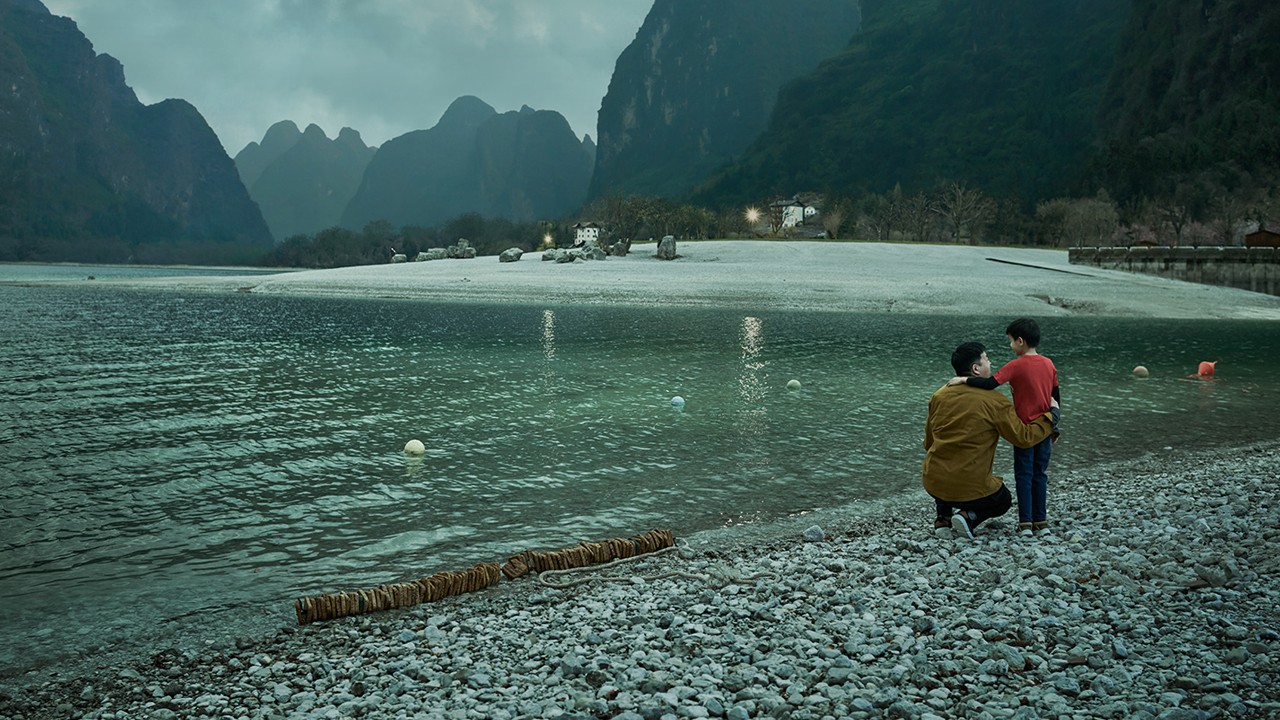 一对父子沿湖而立；图片使用于汇丰新加坡尚玉贴心专属团队。