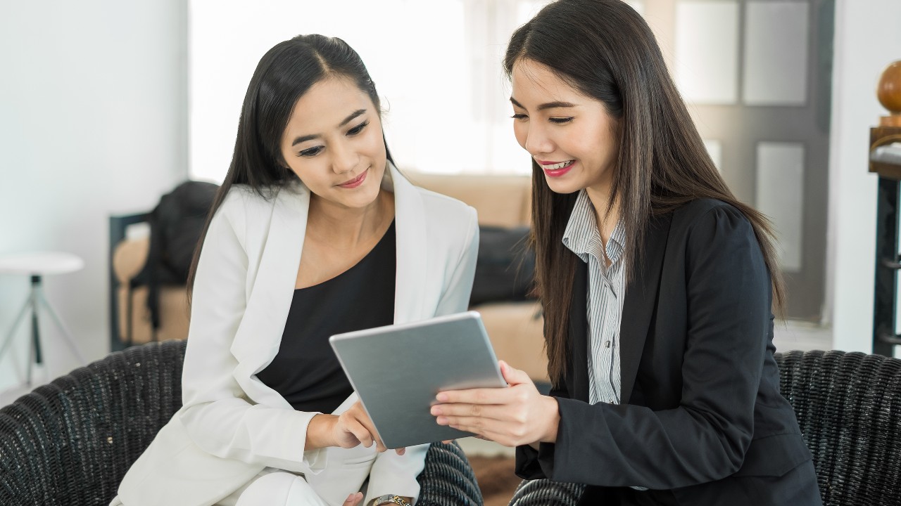 two woman using tablet; image used for HSBC Singapore Higher savings.