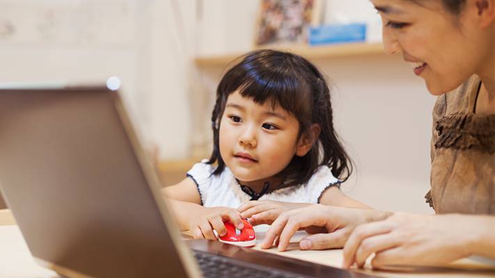 Woman and her daughter using computer; image used for HSBC Singapore SmartMortgage.