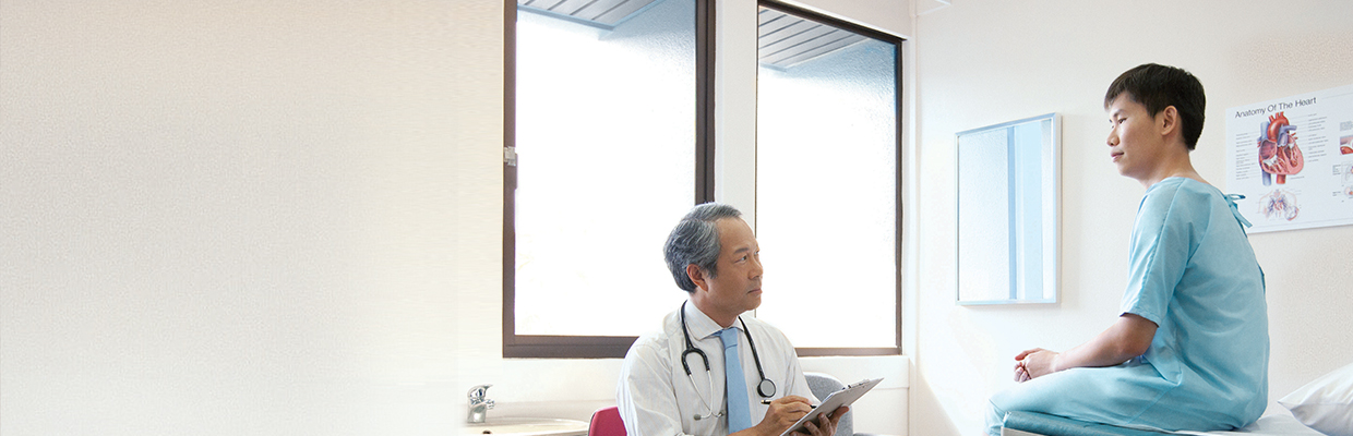 一位男士与医生谈话；图片使用于汇丰新加坡早期重大疾病保险