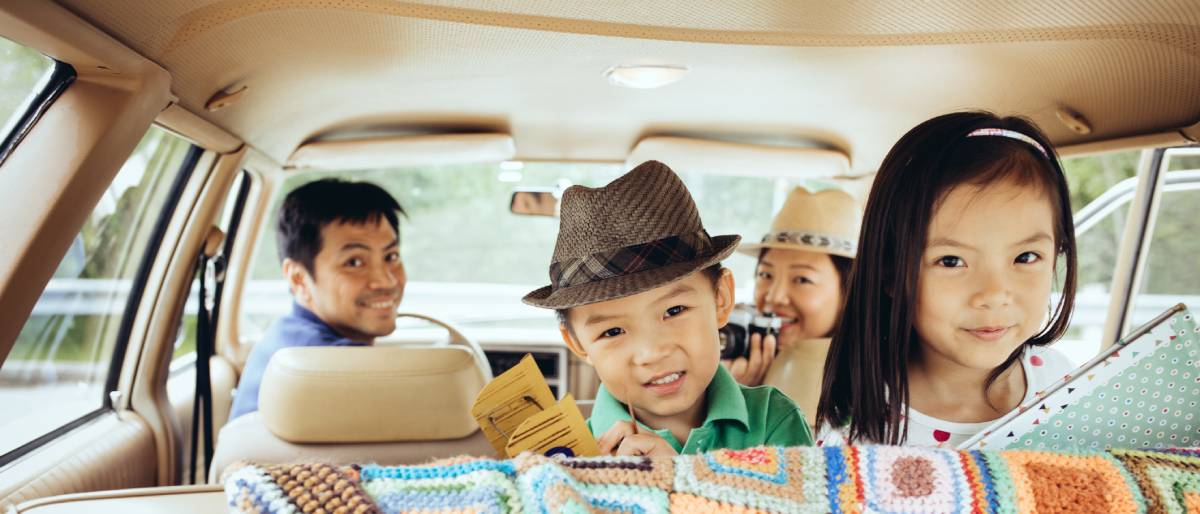 一家人乘车旅行，图片使用于介绍“汇丰愜意相宜寿险计划”人寿保险产品