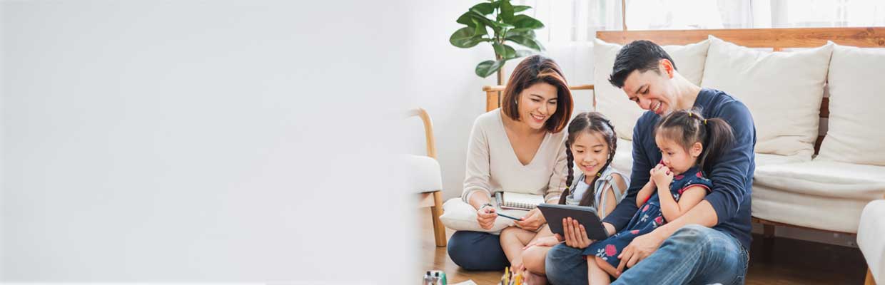 一个幸福的家庭正在一起使用平板电脑；图片使用于“汇丰新加坡家庭财务保障”页面