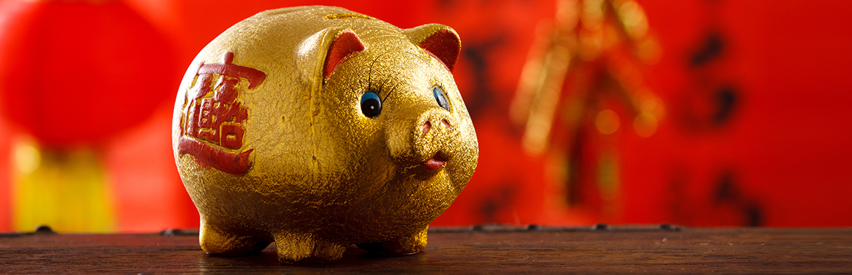 一个金猪存钱罐；图片使用于培养孩子农历新年储蓄习惯的页面