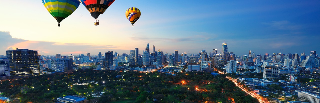 热气球在城市上空，图片使用于汇丰新加坡外汇环球账户查阅和环球转账页面。
