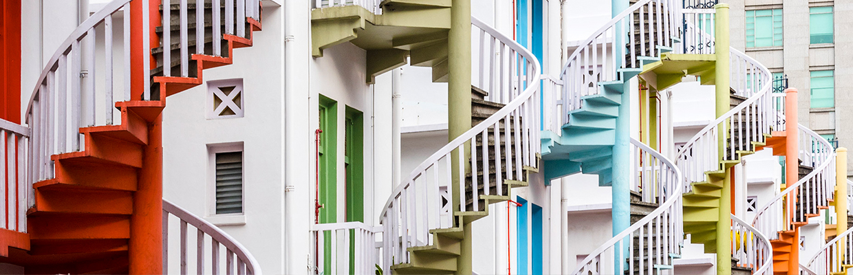 六道不同的楼梯，图片使用于汇丰新加坡房屋贷款页面。