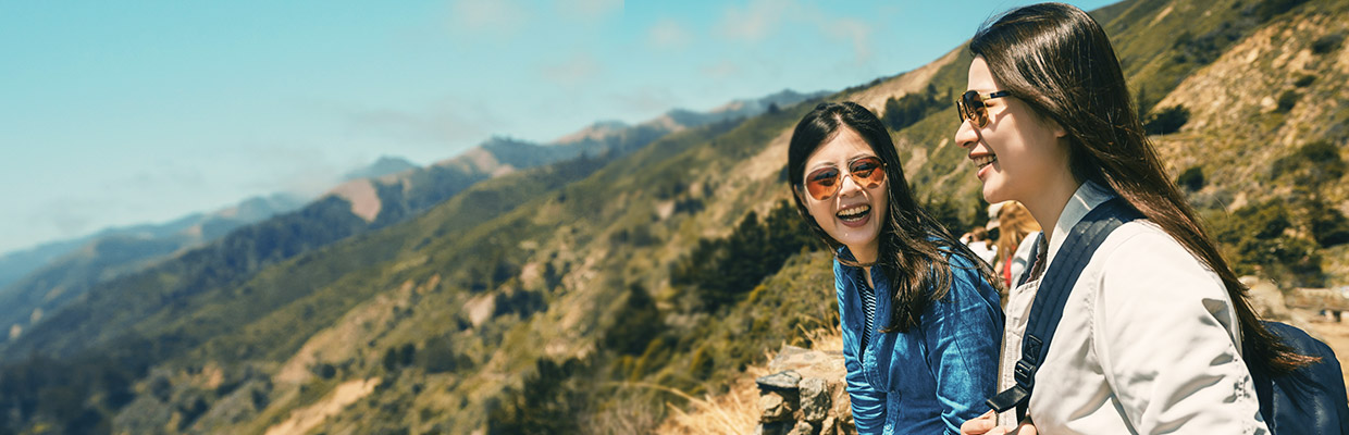 山上两位欢笑的女孩；图片使用于信用卡分期付款页面。