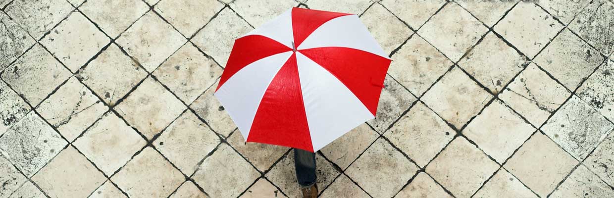 一个人撑着一把伞；图片使用于汇丰新加坡如何保障您的居所和家居物品文章。