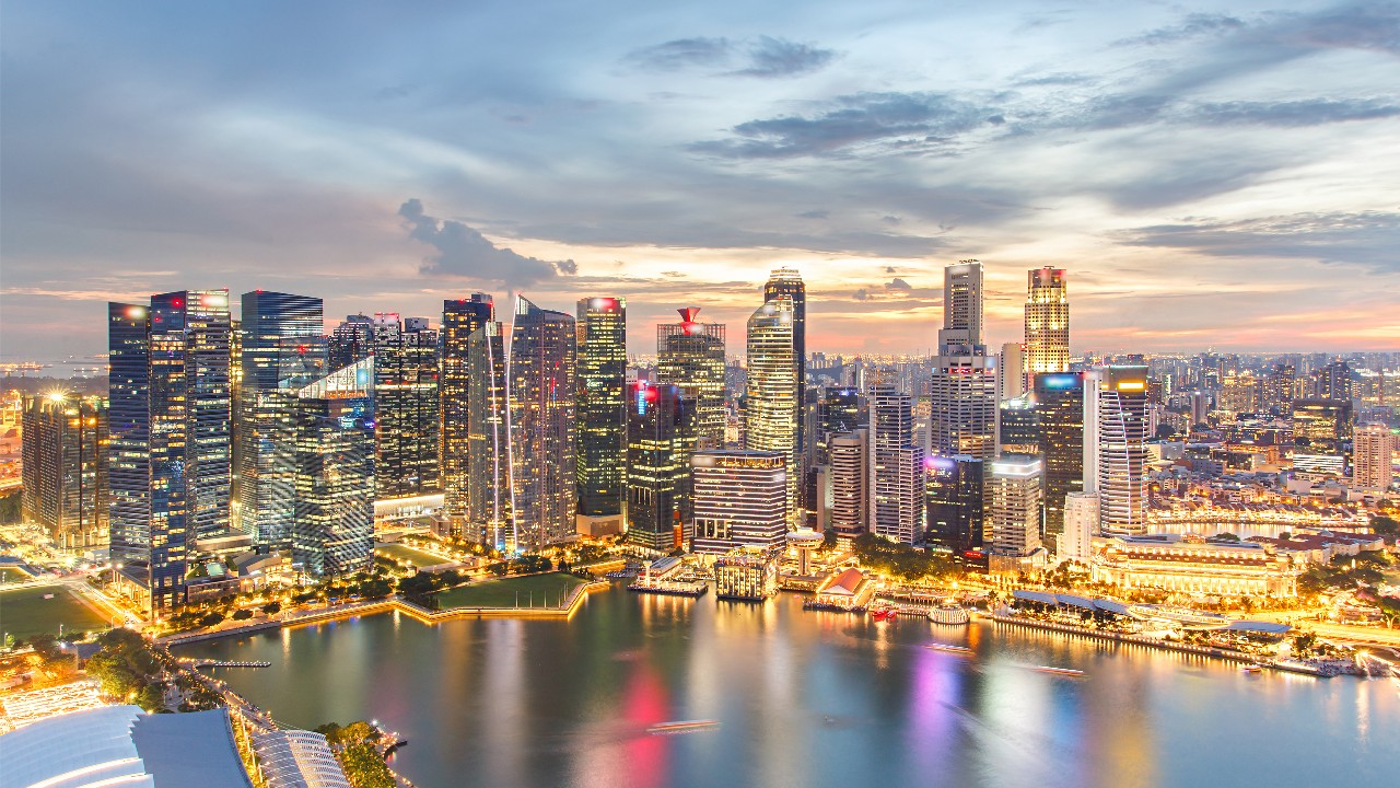 灯火通明的办公楼；图片使用于汇丰为什么新加坡是生活和投资的理想选择文章页面。