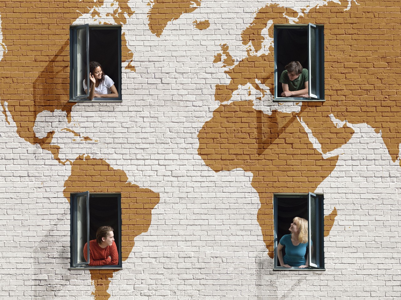 墙上挂着彩色地图；图片使用于汇丰环球银行业务接通国际。