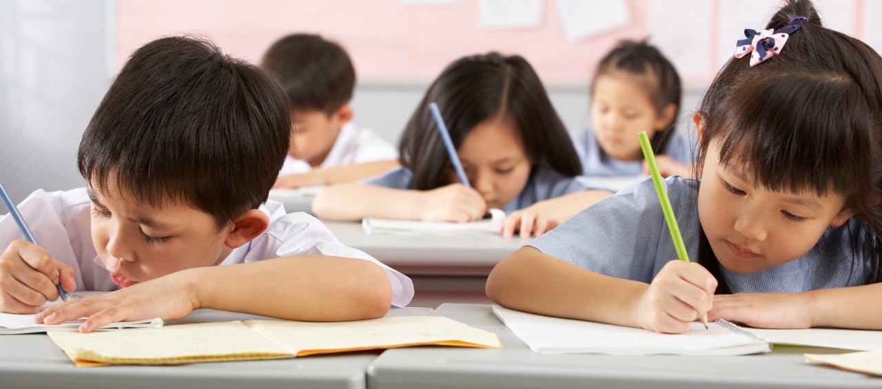 教室里的孩子；图片使用于汇丰新加坡“了解新加坡的教育体系”页面