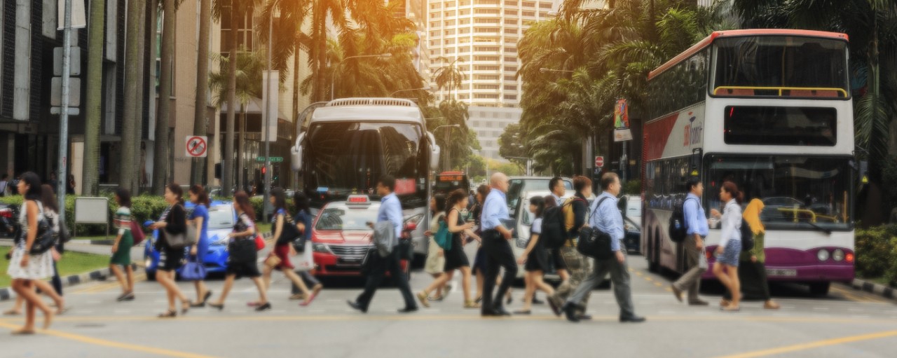 在新加坡过马路的行人；图片使用于汇丰“必备的新加坡公共交通应用程序”一文页面