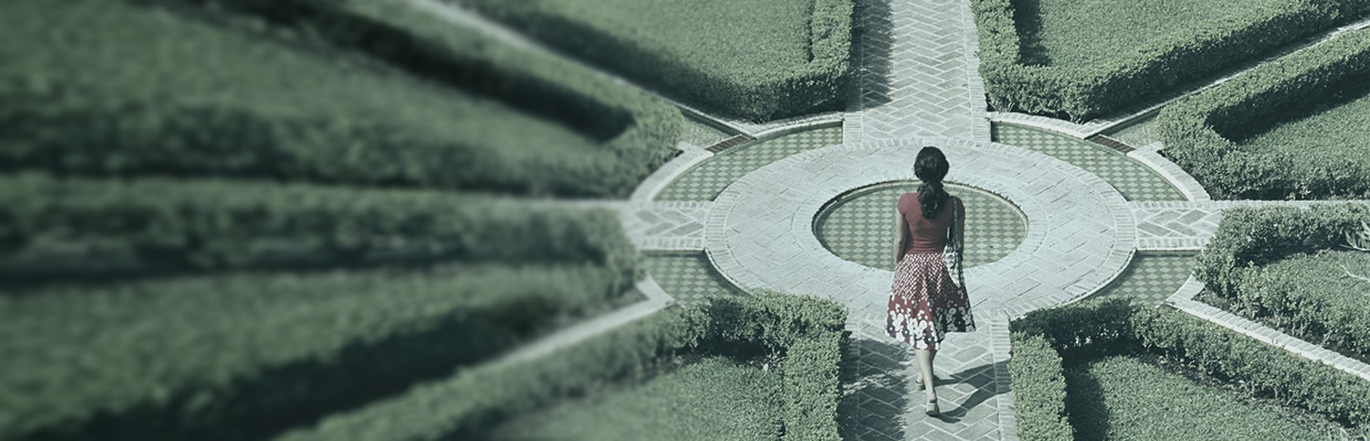 Woman exploring a hedge maze in the shape of a compas; Image used on HSBC Jade SupportEntreprenHER.