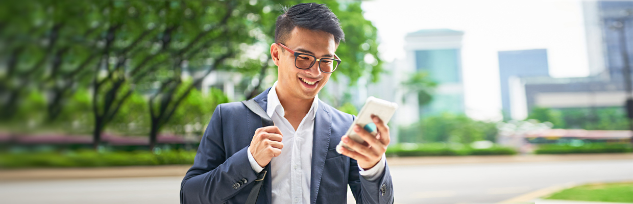 一位商人正在使用智能手机；图片使用于汇丰新加坡行动加密编码是网上银行最佳选择的5大理由文章页面。