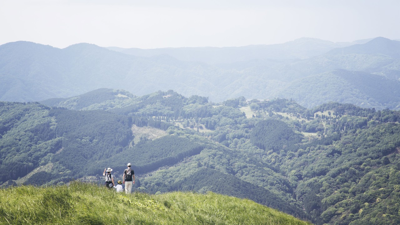 在山上徒步的一家人；图片使用于汇丰财富ESG远见。